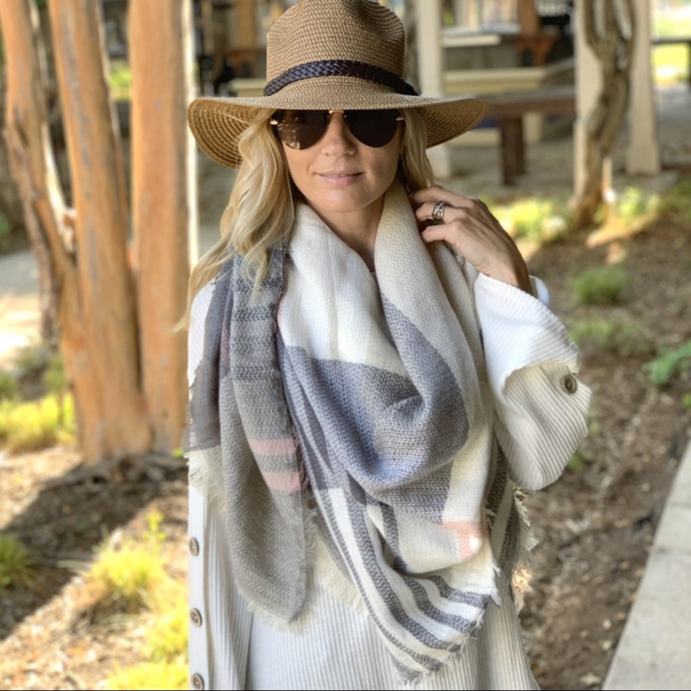 ✨RESTOCK✨Grey, blush and ivory plaid blanket scarf - Picture 3 of 3